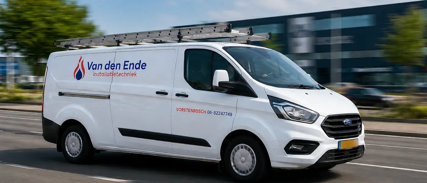 Bedrijfsbus van Van den Ende Installatietechniek onderweg naar een klant