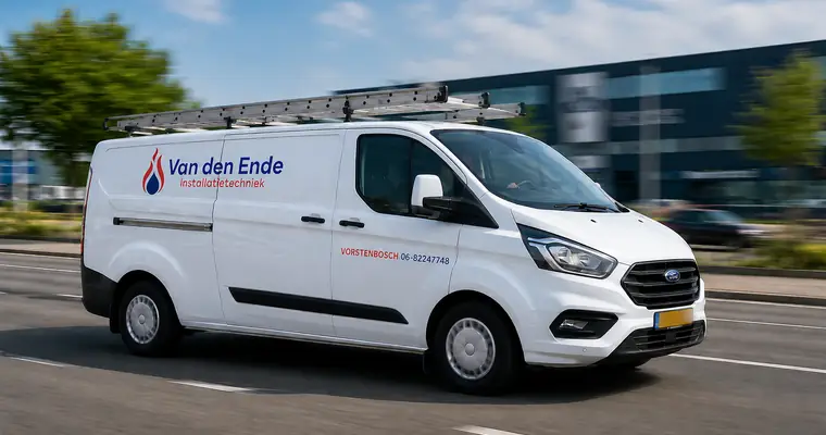 Bedrijfsbus van Van den Ende Installatietechniek onderweg naar een klant
