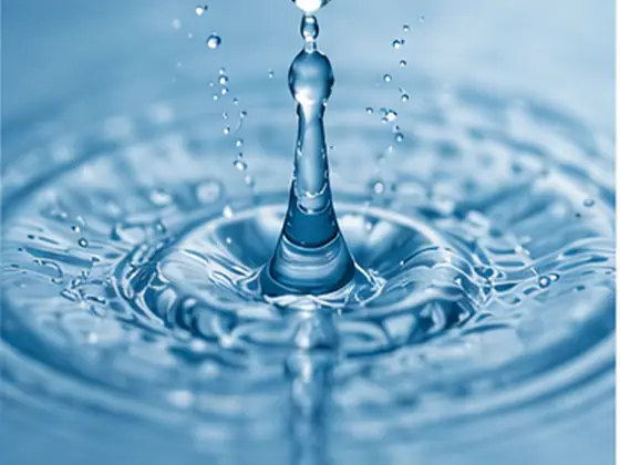 Heldere waterdruppel valt in stil water