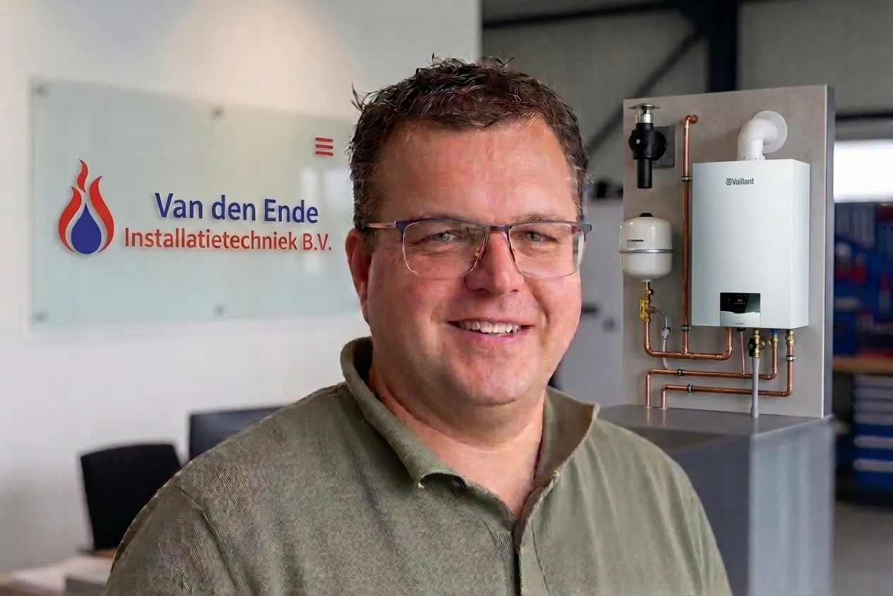 Sjors van den Ende, eigenaar van Van den Ende Installatietechniek, in de werkplaats bij een cv-ketel